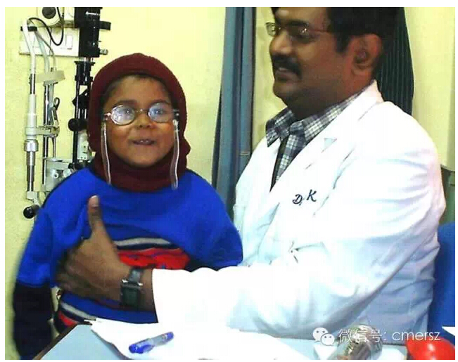 卡医生深受小朋友爱戴，图为他和一位尼泊尔患者的亲切合照。