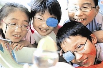 小儿眼病 儿童弱视    眼球无明显器质性病变,而单眼或双眼矫正视力仍